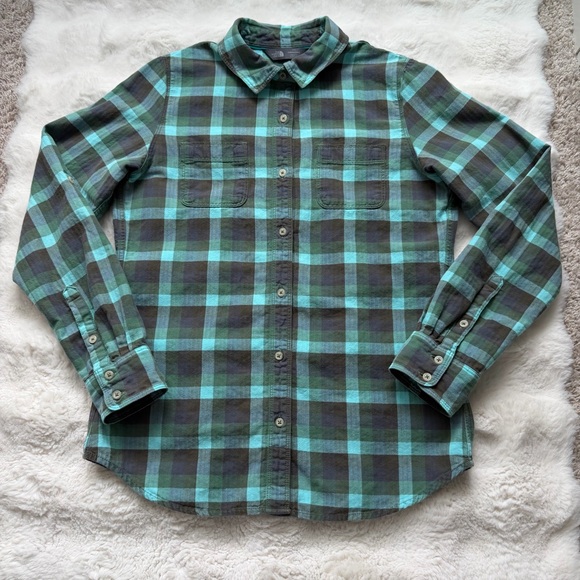 The North Face Women’s Fitted Plaid Cotton Roll-Tab Button Down Shirt - Picture 8 of 16